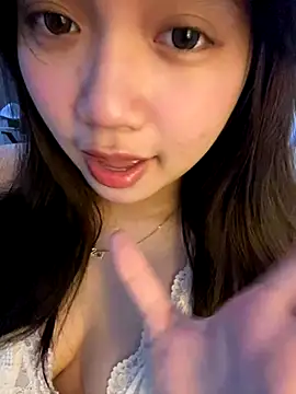 Snapshot of Hotellinh12 chatting on 09.17.25 Hotellinh12 online show from 09.17.25