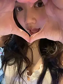 Snapshot of Hotellinh12 chatting on 09.18.25 Hotellinh12 online show from 09.18.25