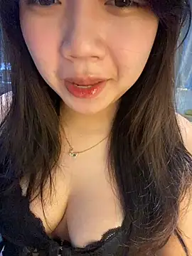 Snapshot of Hotellinh12 chatting on 09.22.25 Hotellinh12 online show from 09.22.25