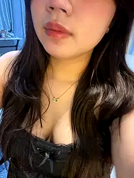 Snapshot of Hotellinh12 chatting on 10.13.25 Hotellinh12 online show from 10.13.25