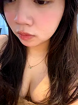 Snapshot of Hotellinh12 chatting on 10.19.25 Hotellinh12 online show from 10.19.25