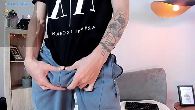 Snapshot of badboy_one_ chatting on 10.25.25 badboy one  online show from 10.25.25