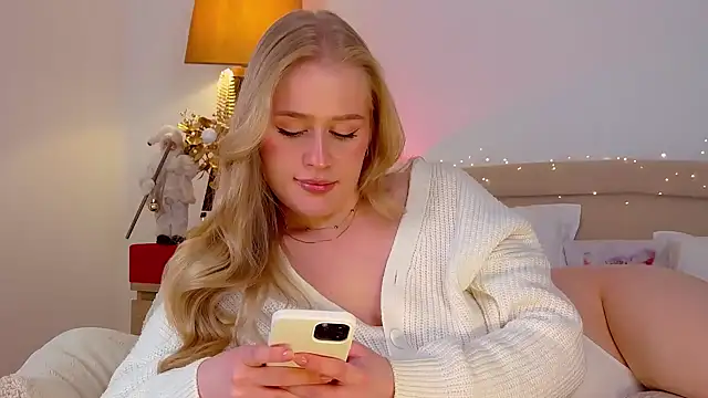 Snapshot of JuliaJaee chatting on 12.30.24 JuliaJaee online show from 12.30.24