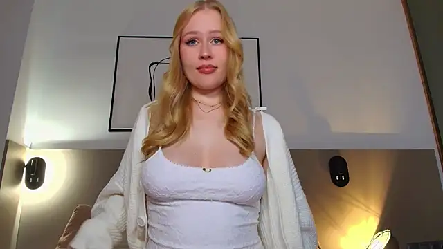 Snapshot of JuliaJaee chatting on 09.28.25 JuliaJaee online show from 09.28.25