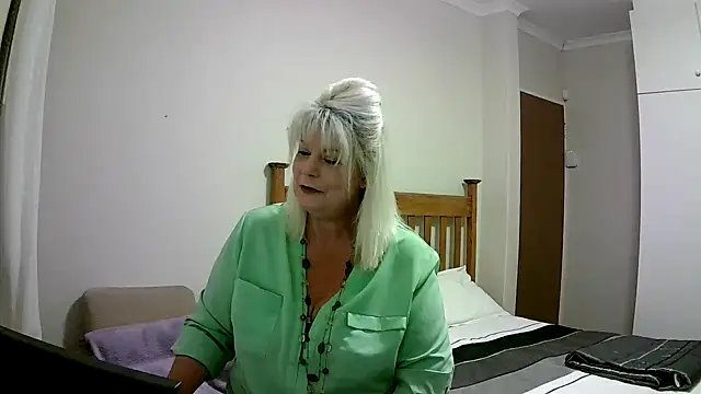 Snapshot of Miahotmilf chatting on 01.01.25 Miahotmilf online show from 01.01.25