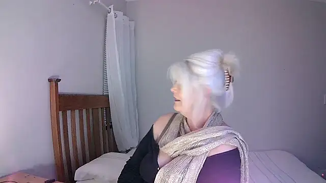 Snapshot of Miahotmilf chatting on 01.29.25 Miahotmilf online show from 01.29.25