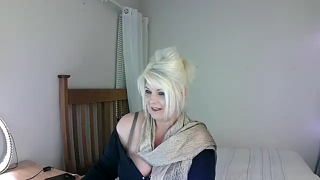 Snapshot of Miahotmilf chatting on 02.16.25 Miahotmilf online show from 02.16.25