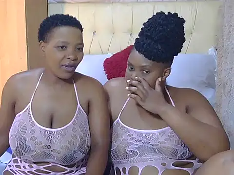 Snapshot of Xxxsluts chatting on 10.28.25 Xxxsluts online show from 10.28.25