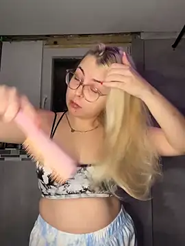 Snapshot of Livewithlucy chatting on 12.23.24 Livewithlucy online show from 12.23.24