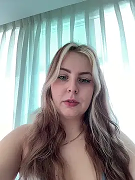 Snapshot of Livewithlucy chatting on 01.22.25 Livewithlucy online show from 01.22.25