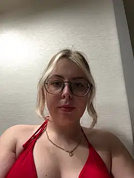 Snapshot of Livewithlucy chatting on 01.28.25 Livewithlucy online show from 01.28.25