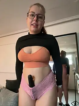 Snapshot of Livewithlucy chatting on 02.06.25 Livewithlucy online show from 02.06.25