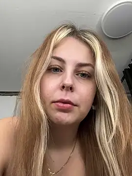 Snapshot of Livewithlucy chatting on 03.02.25 Livewithlucy online show from 03.02.25