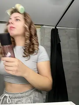 Snapshot of Livewithlucy chatting on 03.06.25 Livewithlucy online show from 03.06.25