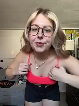 Snapshot of Livewithlucy chatting on 03.06.25 Livewithlucy online show from 03.06.25