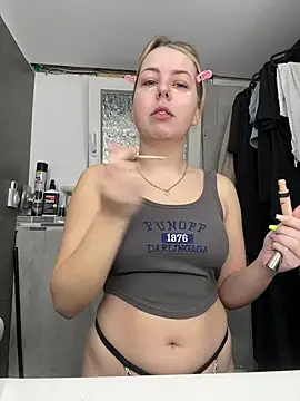 Snapshot of Livewithlucy chatting on 03.09.25 Livewithlucy online show from 03.09.25