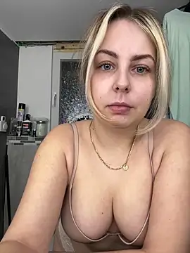 Snapshot of Livewithlucy chatting on 03.11.25 Livewithlucy online show from 03.11.25