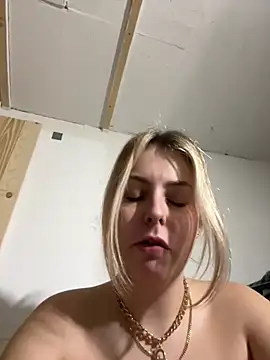 Snapshot of Livewithlucy chatting on 03.12.25 Livewithlucy online show from 03.12.25