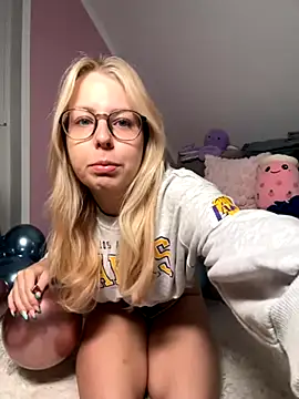 Snapshot of Livewithlucy chatting on 09.18.25 Livewithlucy online show from 09.18.25