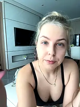 Snapshot of Livewithlucy chatting on 10.12.25 Livewithlucy online show from 10.12.25