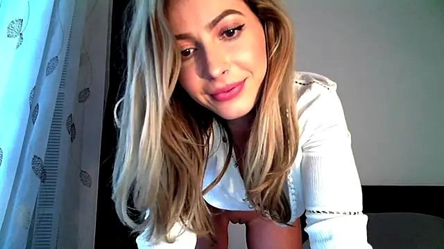 Snapshot of NisaXo chatting on 12.18.24 NisaXo online show from 12.18.24