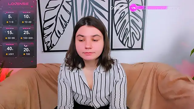 Snapshot of Viola__Shy chatting on 01.25.25 Viola Shy online show from 01.25.25