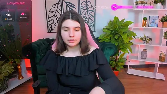 Snapshot of Viola__Shy chatting on 02.13.25 Viola Shy online show from 02.13.25