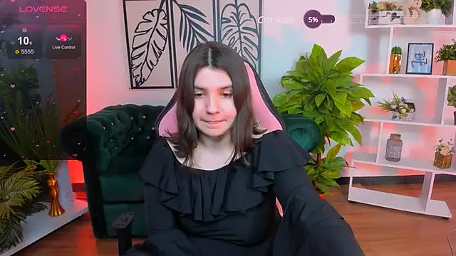 Snapshot of Viola__Shy chatting on 02.14.25 Viola Shy online show from 02.14.25