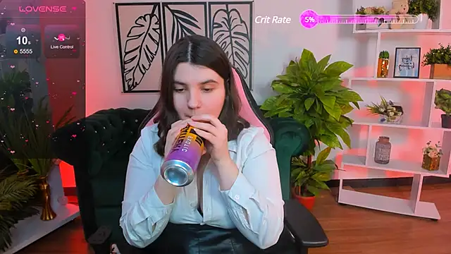 Snapshot of Viola__Shy chatting on 02.14.25 Viola Shy online show from 02.14.25