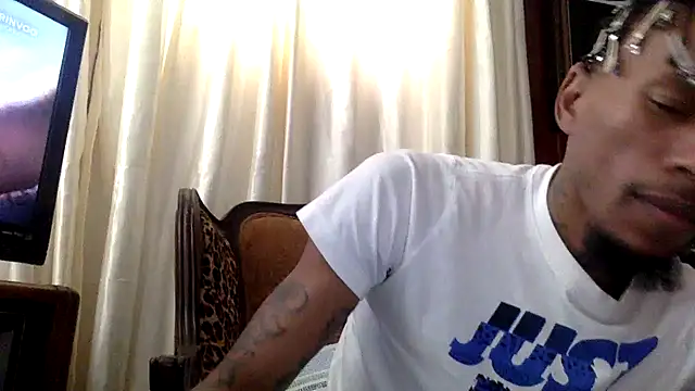 Snapshot of KingDerRico chatting on 10.26.25 KingDerRico online show from 10.26.25