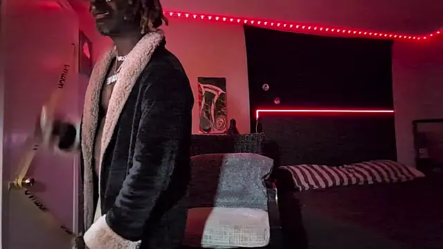 Snapshot of therealsuave chatting on 11.11.25 therealsuave online show from 11.11.25