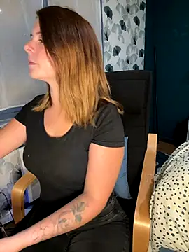 Snapshot of Nina_blain chatting on 09.11.25 Nina blain online show from 09.11.25