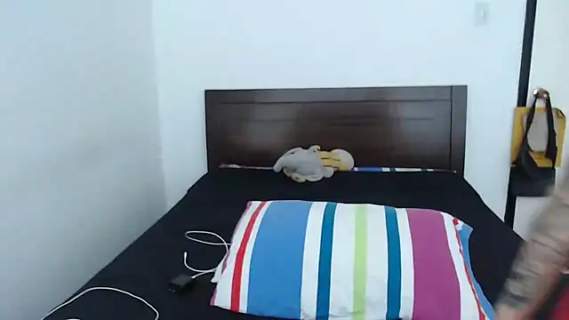 Snapshot of rebecca_collin chatting on 10.16.25 rebecca collin online show from 10.16.25