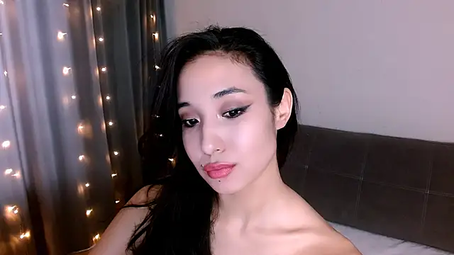 Snapshot of Li_noen chatting on 02.05.25 Li noen online show from 02.05.25