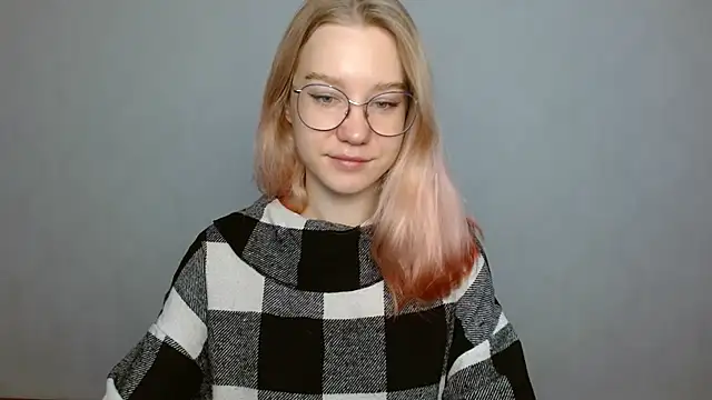 Snapshot of cindi_hot chatting on 12.28.24 cindi hot online show from 12.28.24