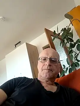 Snapshot of Milkasahne64 chatting on 10.18.25 Milkasahne64 online show from 10.18.25