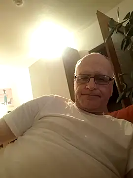 Snapshot of Milkasahne64 chatting on 10.23.25 Milkasahne64 online show from 10.23.25