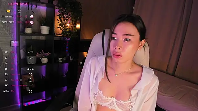 Snapshot of sensualily chatting on 10.04.25 sensualily online show from 10.04.25