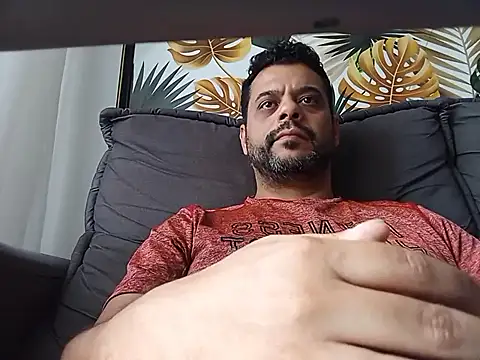 Snapshot of HornyBeachBoyBR chatting on 11.08.25 HornyBeachBoyBR online show from 11.08.25