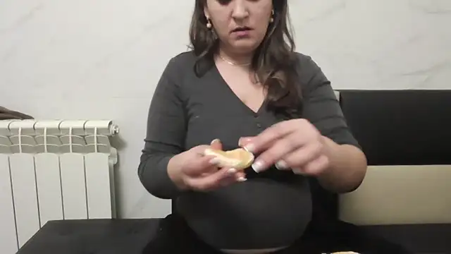 Snapshot of milfmomxx chatting on 01.11.25 milfmomxx online show from 01.11.25