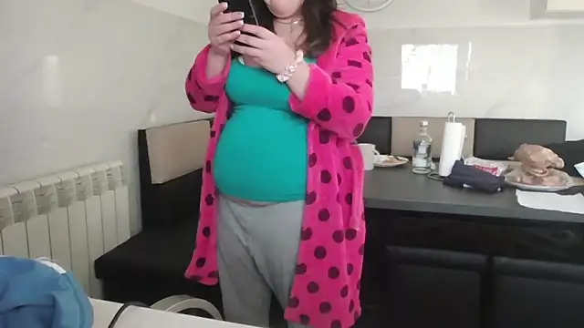 Snapshot of milfmomxx chatting on 01.14.25 milfmomxx online show from 01.14.25