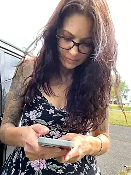 Snapshot of BeautifulMesss chatting on 09.16.25 BeautifulMesss online show from 09.16.25