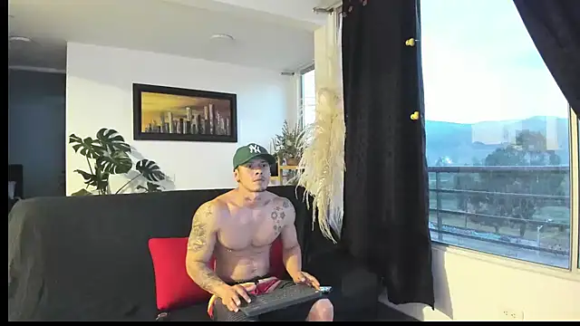 Snapshot of MARCELOANDLUCIAN chatting on 02.17.25 MARCELOANDLUCIAN online show from 02.17.25