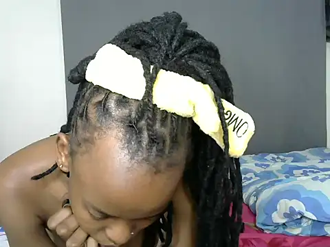 Snapshot of pretty_betty chatting on 03.17.25 pretty betty online show from 03.17.25