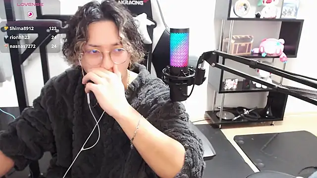 Snapshot of Shizukuu chatting on 03.20.25 Shizukuu online show from 03.20.25