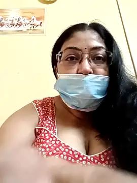 Snapshot of LAVERNIYA_ chatting on 12.08.24 LAVERNIYA  online show from 12.08.24