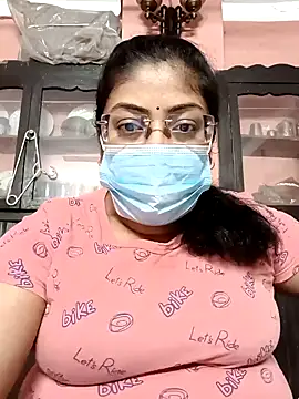 Snapshot of LAVERNIYA_ chatting on 12.12.24 LAVERNIYA  online show from 12.12.24