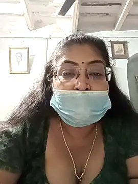 Snapshot of LAVERNIYA_ chatting on 02.04.25 LAVERNIYA  online show from 02.04.25