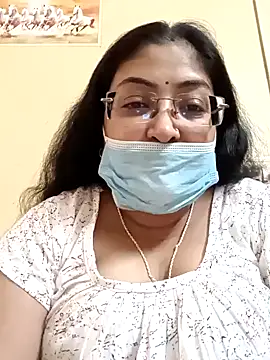 Snapshot of LAVERNIYA_ chatting on 02.08.25 LAVERNIYA  online show from 02.08.25