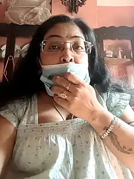 Snapshot of LAVERNIYA_ chatting on 02.14.25 LAVERNIYA  online show from 02.14.25